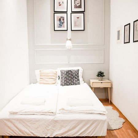 Stylish And Spacious ! Central Location Kazincy Netflix Budapest Exterior photo