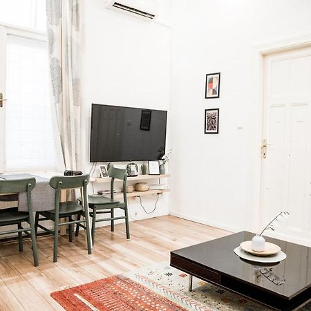 Stylish And Spacious ! Central Location Kazincy Netflix Budapest Exterior photo