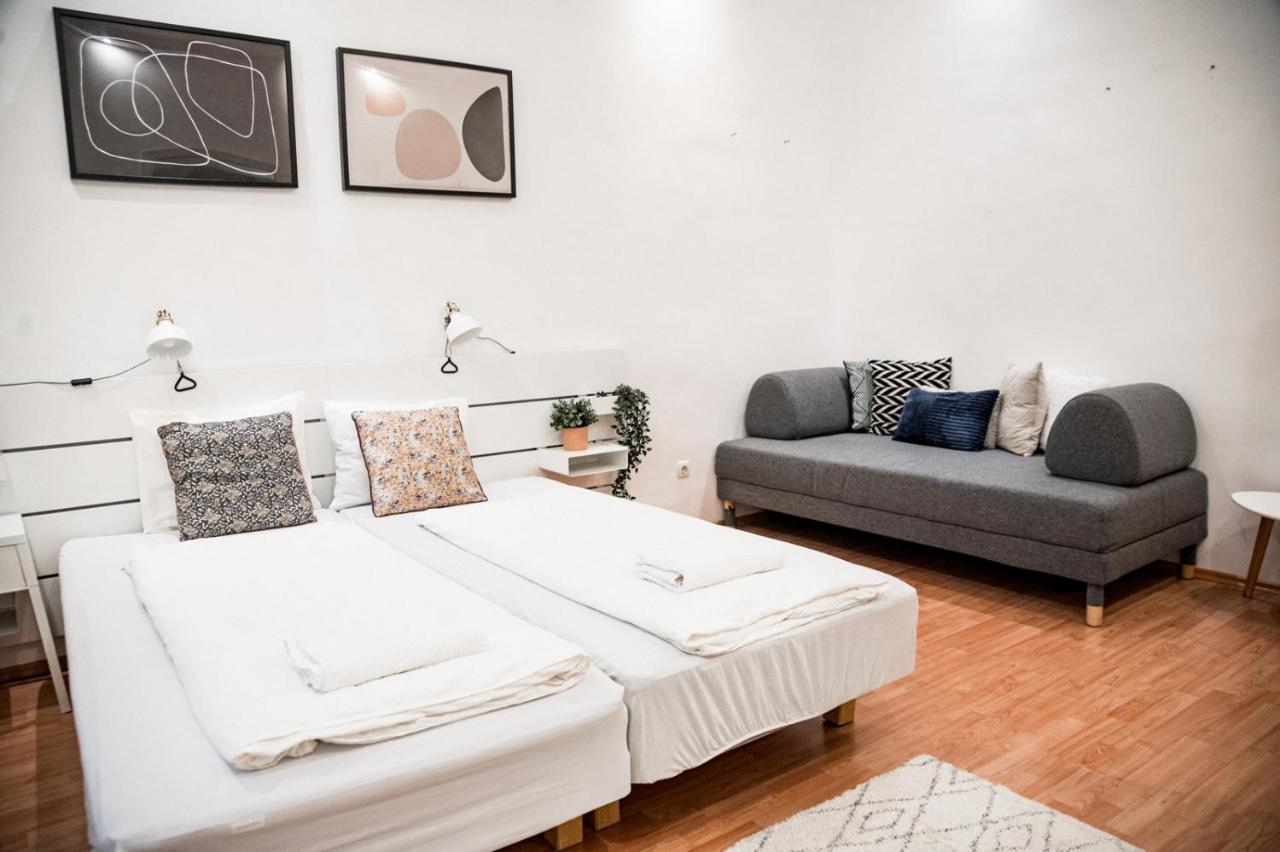 Stylish And Spacious ! Central Location Kazincy Netflix Budapest Exterior photo