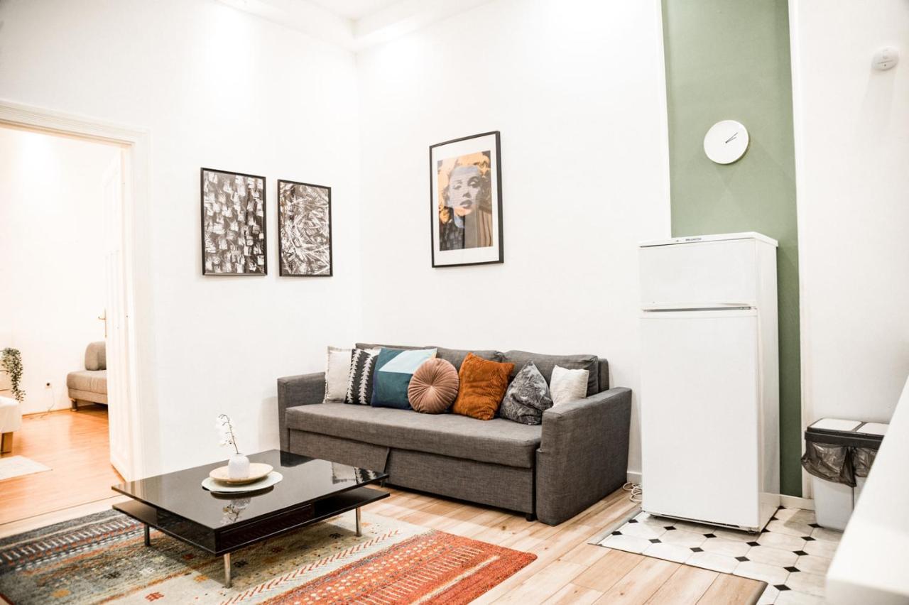 Stylish And Spacious ! Central Location Kazincy Netflix Budapest Exterior photo