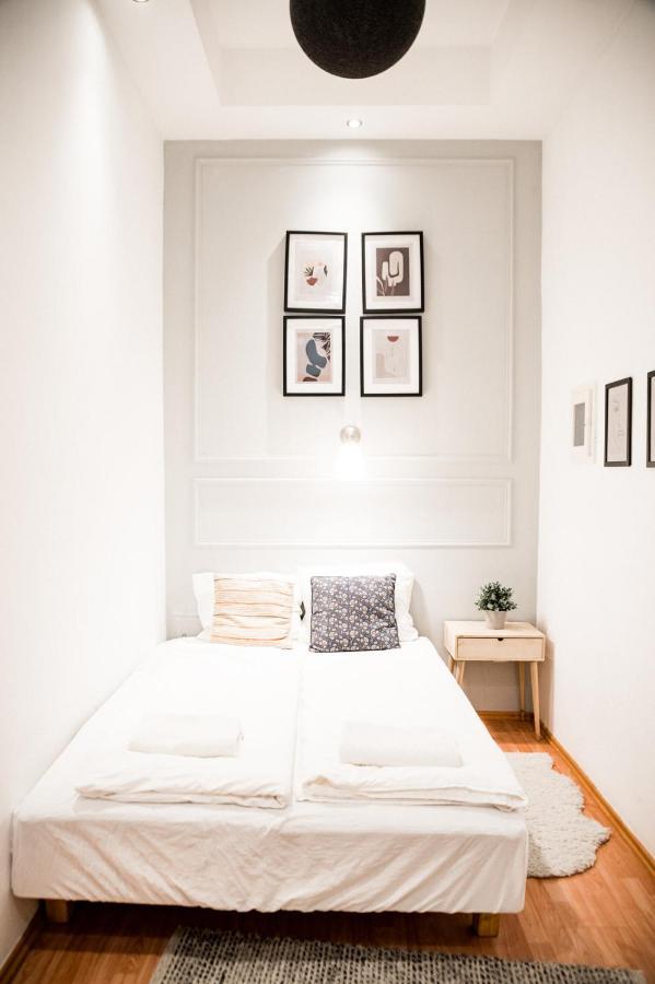 Stylish And Spacious ! Central Location Kazincy Netflix Budapest Exterior photo