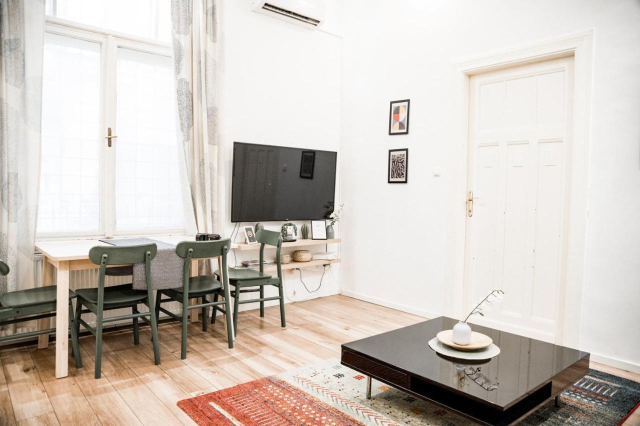 Stylish And Spacious ! Central Location Kazincy Netflix Budapest Exterior photo